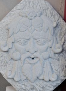 particolare di fontana in pietra serena