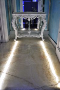 pavimento in onice miele con luce a led