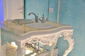 boiserie in onice miele