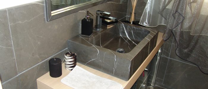 bagno marmo scuro